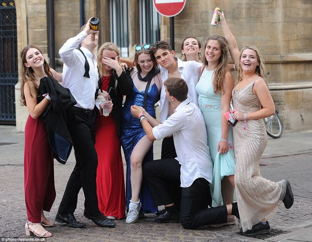 Як веселі британські студенти зустріли літо: фоторепортаж - фото 175613