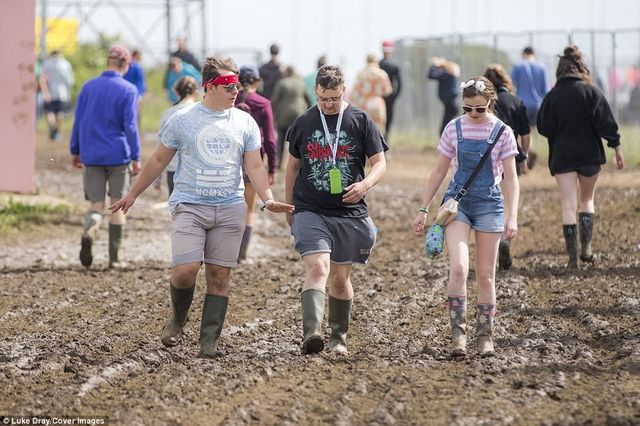 Як виглядає музичний фестиваль на болоті: яскраві фото - фото 173577