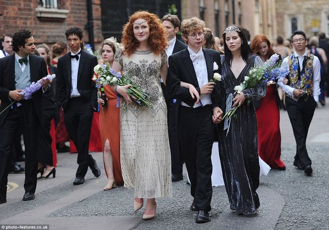 Як веселі британські студенти зустріли літо: фоторепортаж - фото 175614