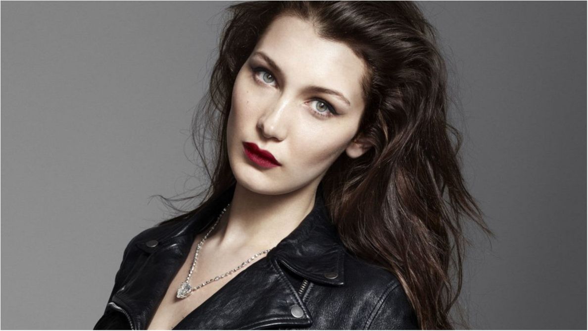 Без білизни: відома модель розгулювала Парижем у дуже відвертому наряді