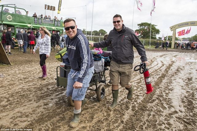 Як виглядає музичний фестиваль на болоті: яскраві фото - фото 173572