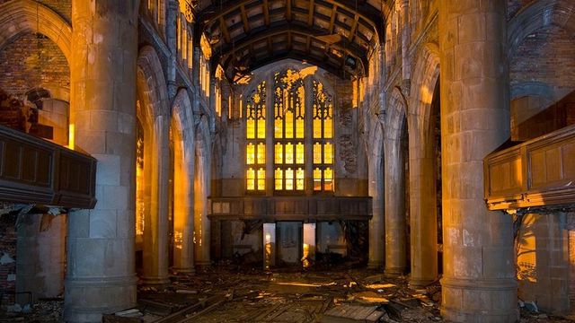 Як виглядають покинуті містичні будівлі вночі - фото 173299