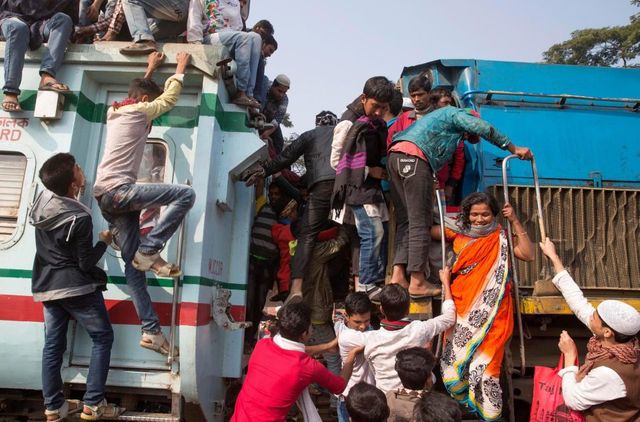 Як виглядає час пік на залізниці в Бангладеші: шокуючі фото - фото 172310