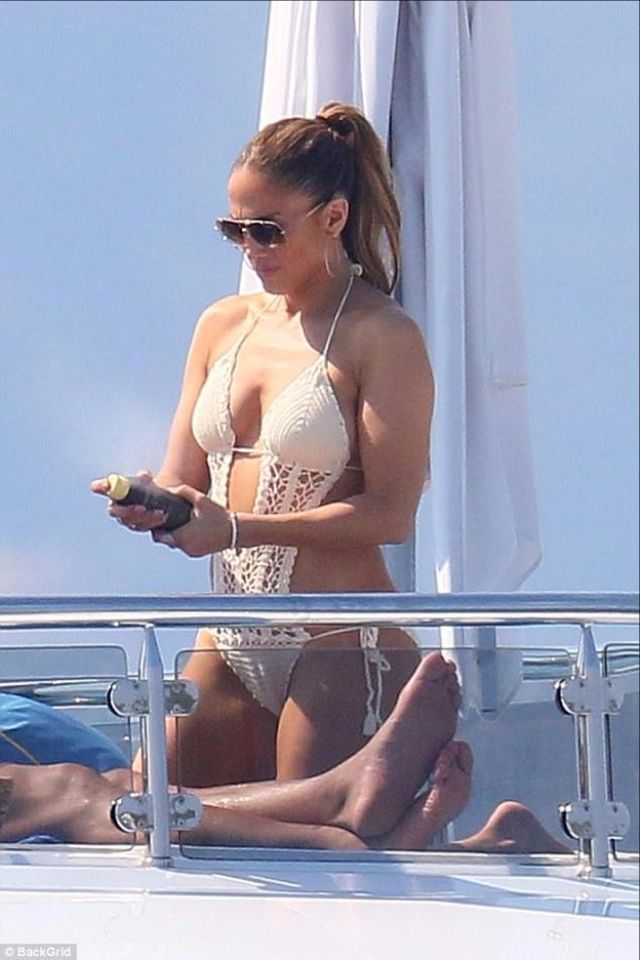 Джей Ло блиснула розкішним тілом на пляжі у Франції - фото 174873