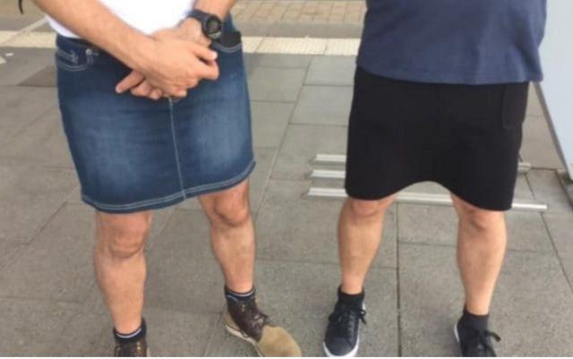 У Франції водії вийшли на роботу в спідницях через сильну спеку - фото 176010