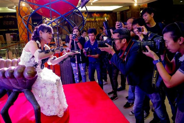 Незворушна жінка! Королева скорпіонів з Таїланду вразила всіх - фото 172336