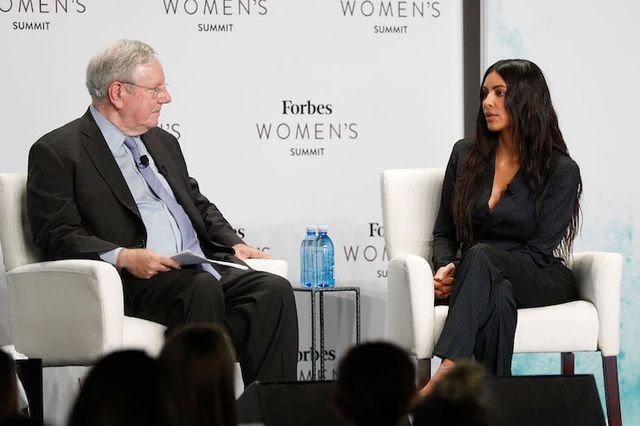 Кім Кардашян здивувала фанів незвичайним образом: ефектні фото - фото 174076