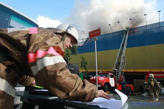 Велика пожежа в центрі Києва: з'явилися перші фото та відео - фото 175492