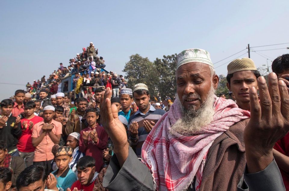 Як виглядає час пік на залізниці в Бангладеші: шокуючі фото