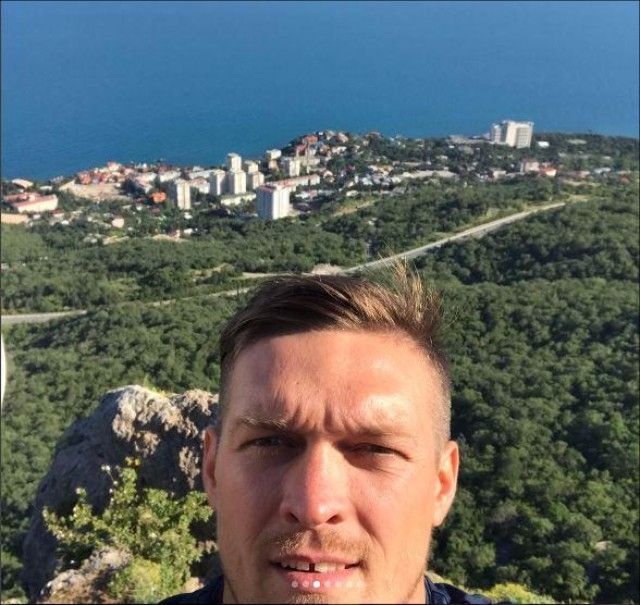 Герб Росії у Лаврі та відпочинок Усика в Криму: 5 червня у трьох фото - фото 171801