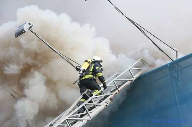 Велика пожежа в центрі Києва: з'явилися перші фото та відео - фото 175491
