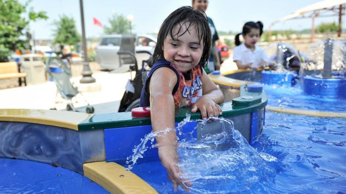 У США відкрили перший аквапарк для людей з інвалідністю: зворушливі фото - фото 1