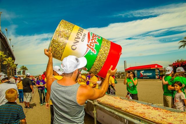 Американці приготували найбільшу піцу в світі: відеофакт - фото 173892