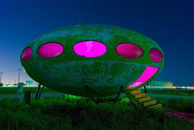 Як виглядають покинуті містичні будівлі вночі - фото 173309