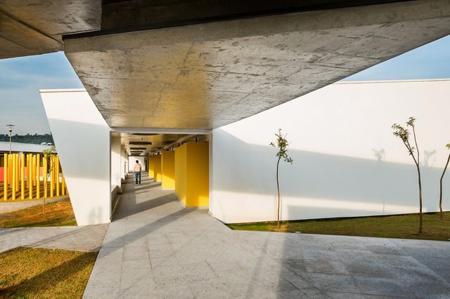 Як виглядає сучасна школа для дітей у Бразилії: неймовірні фото - фото 171825