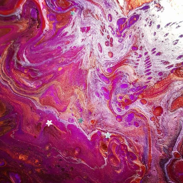 5-річна дівчинка зібрала понад $750, малюючи космос: ефектні фото - фото 174118