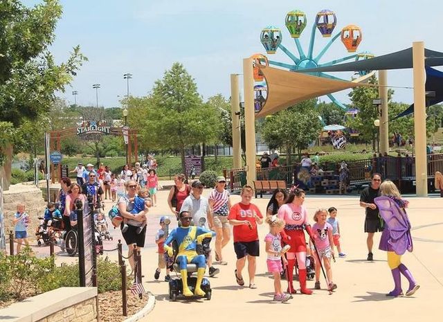 У США відкрили перший аквапарк для людей з інвалідністю: зворушливі фото - фото 175375