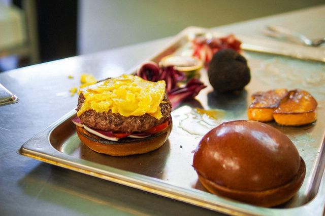 Як виглядає найдорожчий у світі бургер: апетитні фото - фото 172782