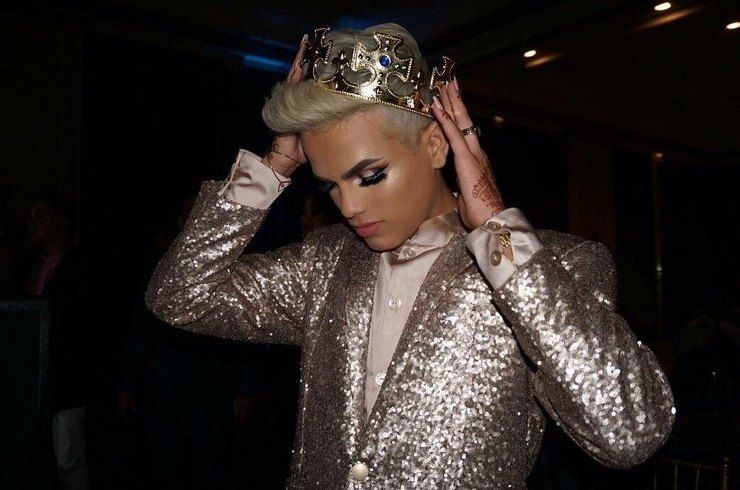 Цей хлопець у золотому плащі затьмарив усіх однокласниць на випускному: ефектні фото