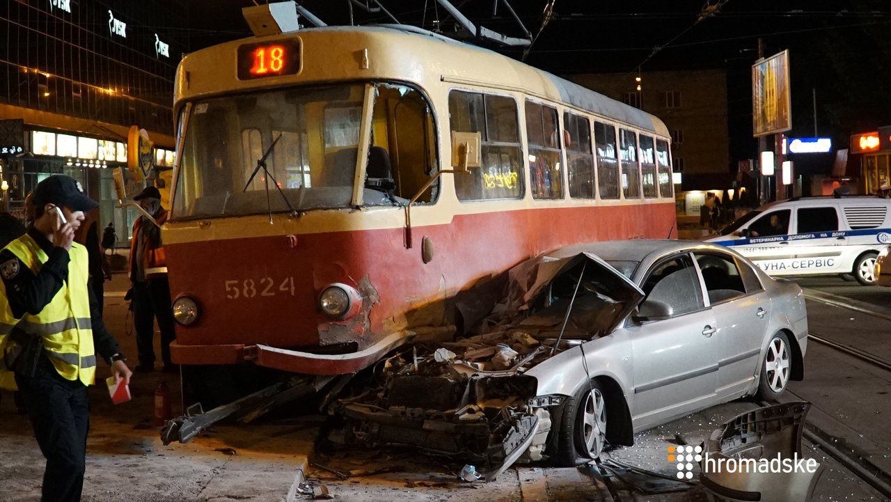 Нардеп Олег Барна на автівці врізався у трамвай: опубліковані фото та відео  ДТП