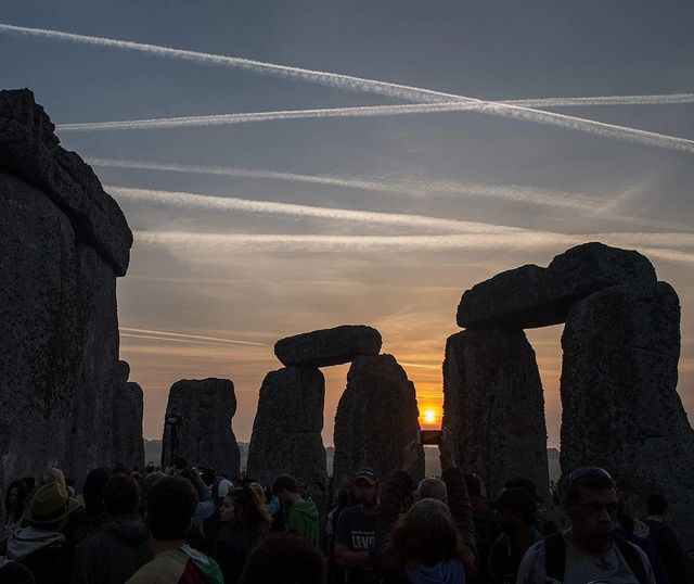 День літнього сонцестояння: заворожуючий схід сонця біля Стоунхенджу - фото 175927