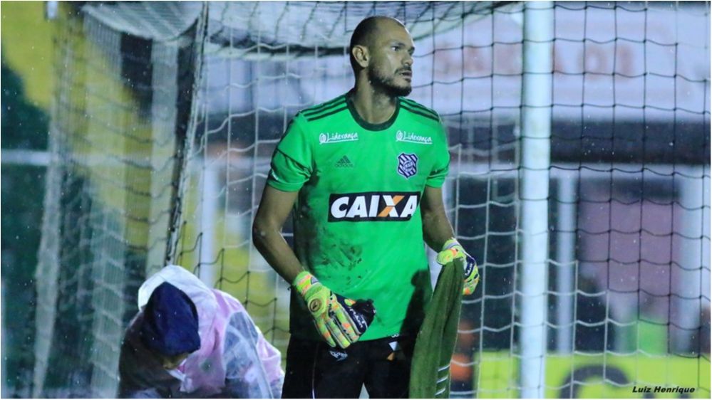 Голкіпер втік у перерві матчі зі стадіону на таксі