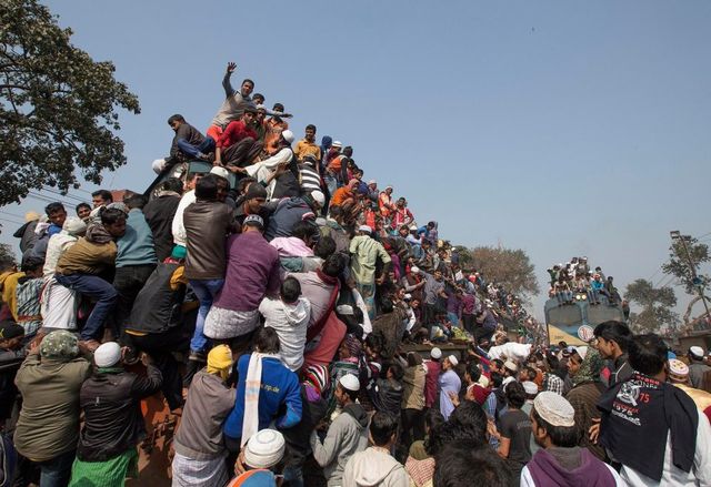 Як виглядає час пік на залізниці в Бангладеші: шокуючі фото - фото 172313