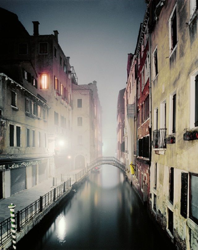 Безлюдна Венеція у тумані: чарівні фото