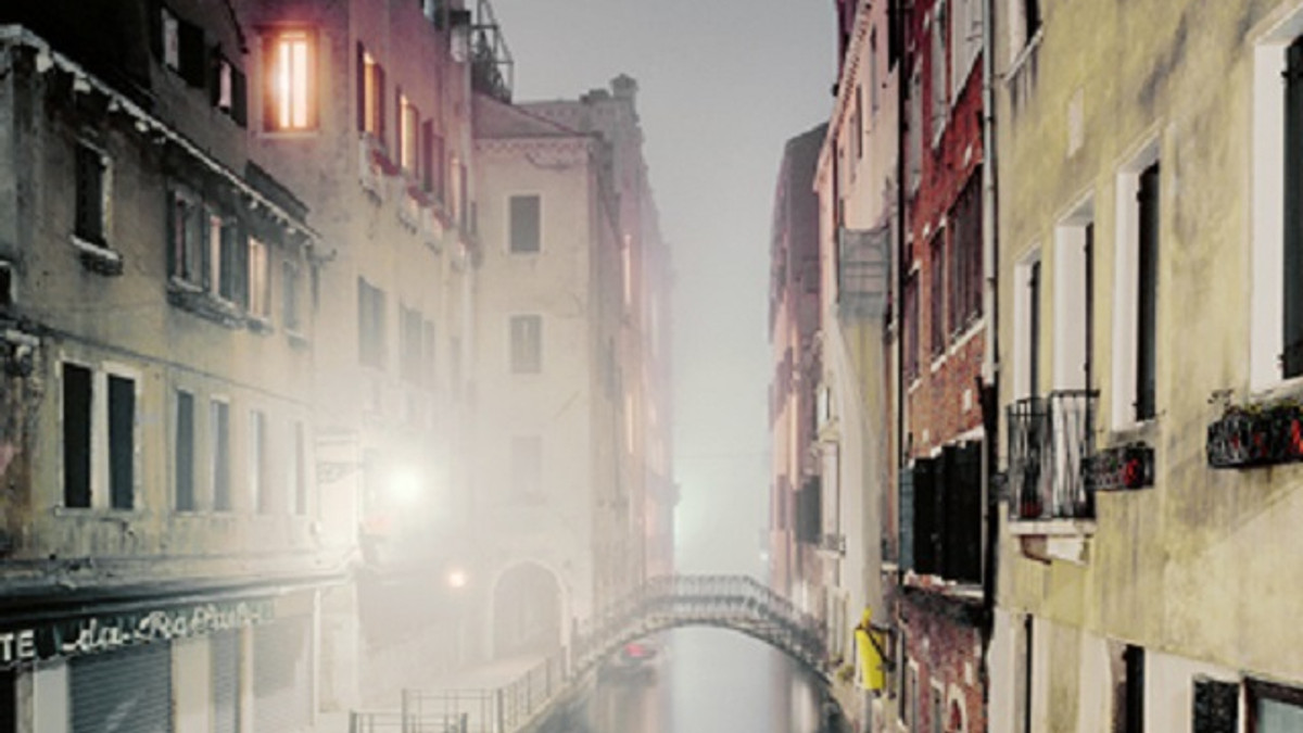 Безлюдна Венеція у тумані: чарівні фото - фото 1