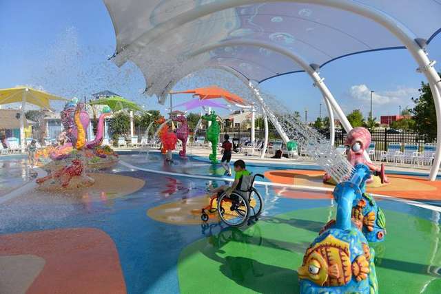 У США відкрили перший аквапарк для людей з інвалідністю: зворушливі фото - фото 175373