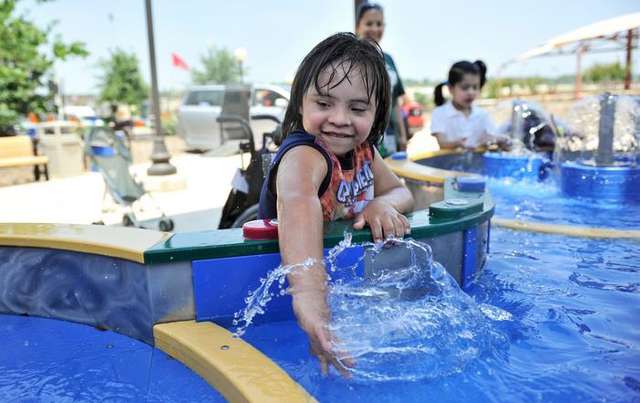 У США відкрили перший аквапарк для людей з інвалідністю: зворушливі фото - фото 175381