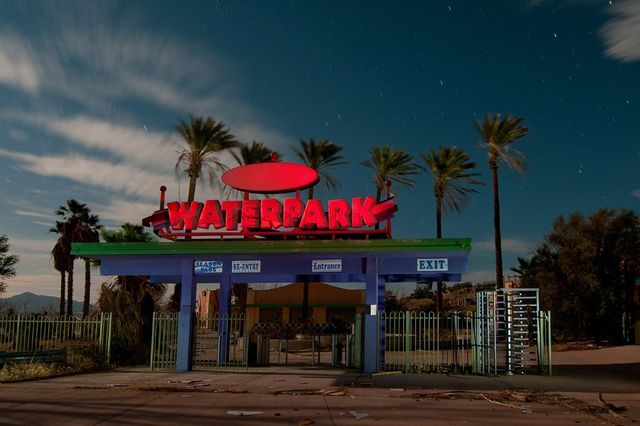 Як виглядають покинуті містичні будівлі вночі - фото 173298