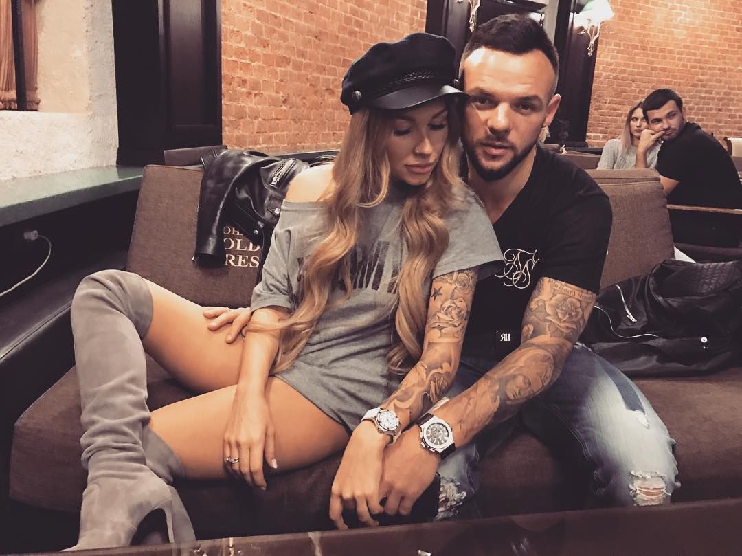 Дружина футболіста "Динамо" похвалилася спокусливими фото без білизни