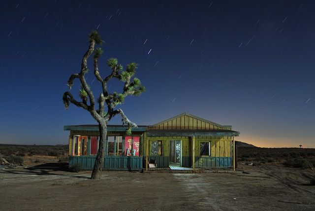 Як виглядають покинуті містичні будівлі вночі - фото 173313