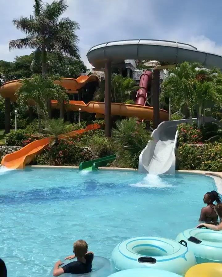 Підліток порушив всі закони фізики на водяній гірці: вірусне відео