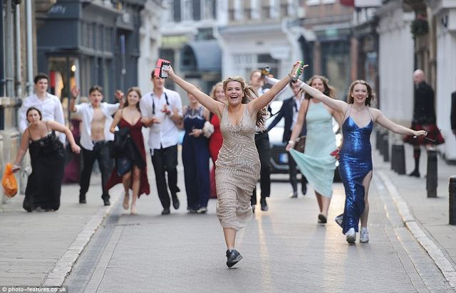 Як веселі британські студенти зустріли літо: фоторепортаж - фото 175608