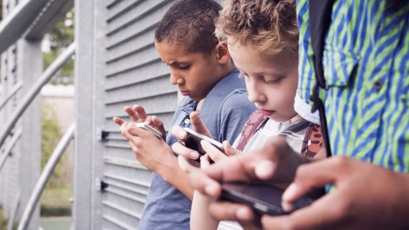 Американським дітям можуть заборонити смартфони