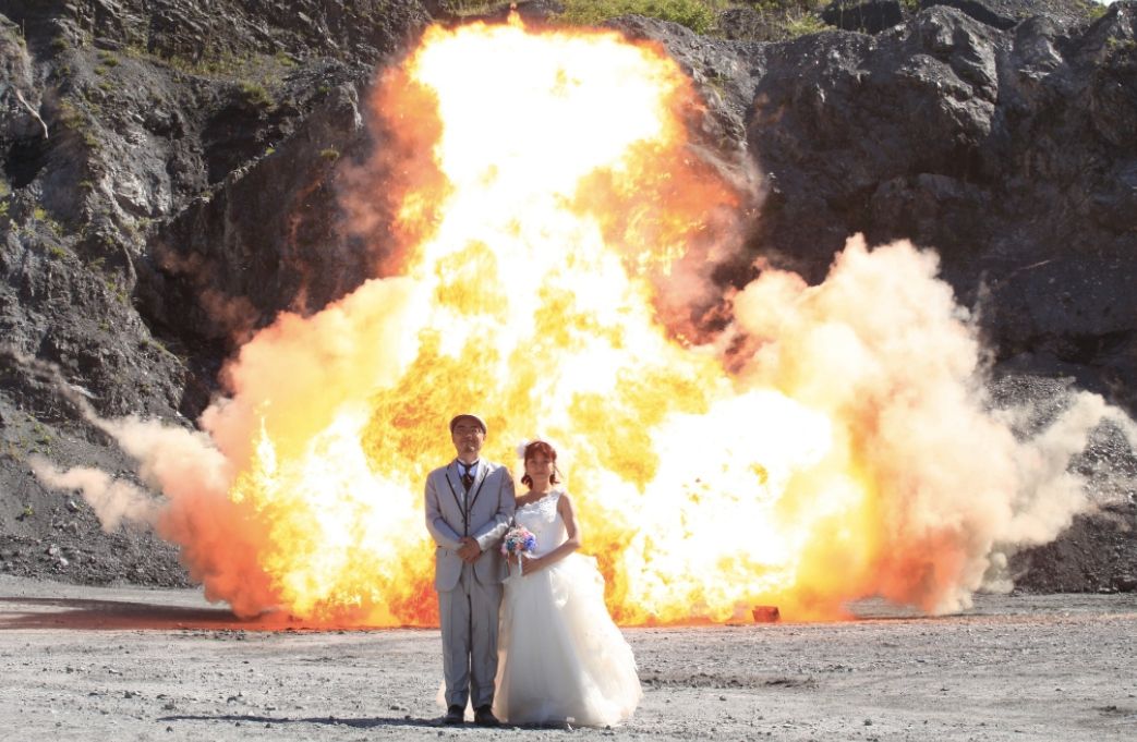 Не для слабкодухих! Японці влаштували весільну фотосесію з вибухами