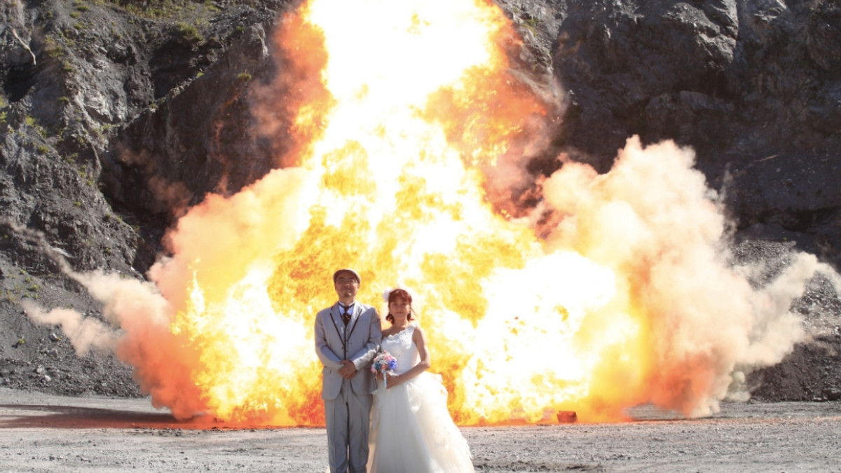 Не для слабкодухих! Японці влаштували весільну фотосесію з вибухами - фото 1