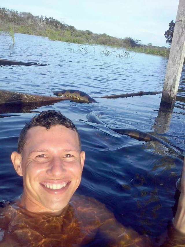 Фермер стрибнув в Амазонку, щоб зробити селфі з анакондою: фотофакт - фото 171029