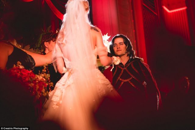 Король і королева вампірів: як виглядало весілля шалених американців - фото 173404