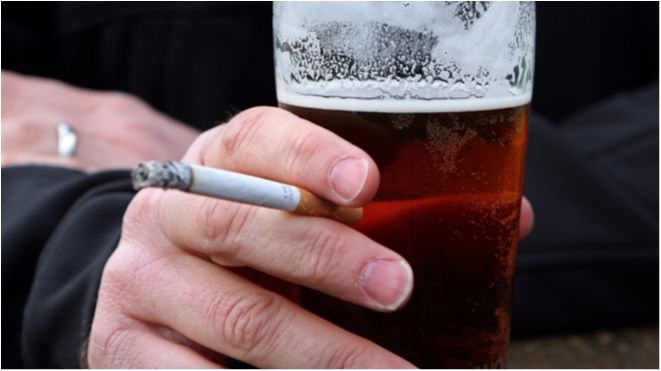 Ось чому вам так сильно хочеться курити, коли ви випили