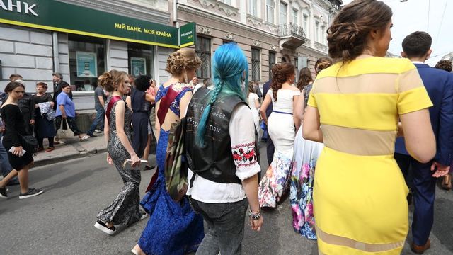 Синьоволоса школярка вразила своїм нарядом на випускному - фото 177505