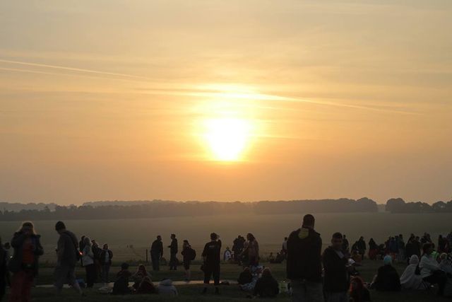 День літнього сонцестояння: заворожуючий схід сонця біля Стоунхенджу - фото 175929