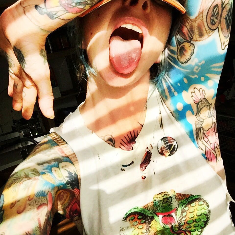 Жахливо боляче і модно: новий тату-тренд підкорює мережу (18+)