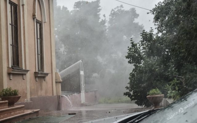 Одесою пронісся жахливий ураган: з'явилися фото - фото 175828