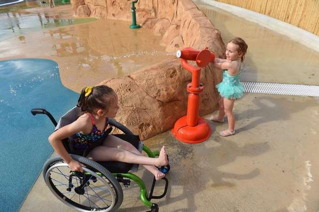 У США відкрили перший аквапарк для людей з інвалідністю: зворушливі фото - фото 175376