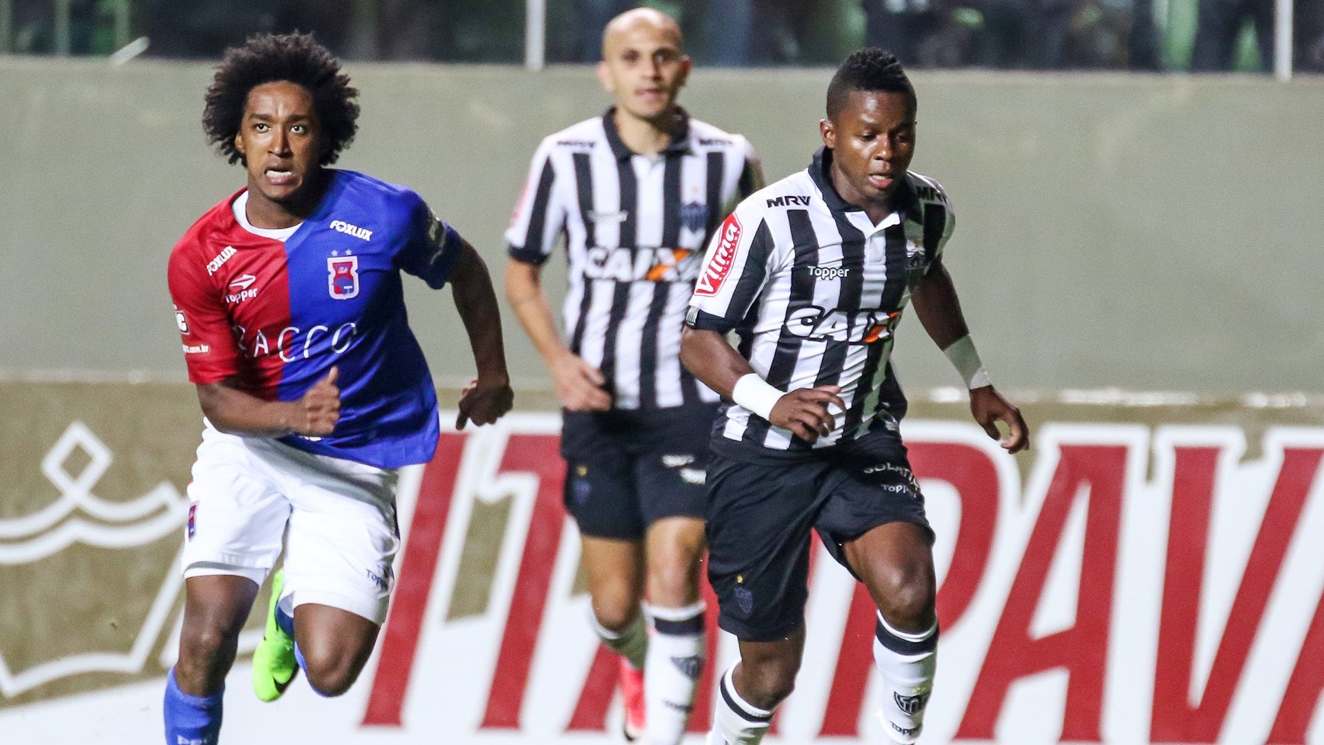 Як бразильський футболіст забив гол ударом з кутового: ефектне відео - фото 1