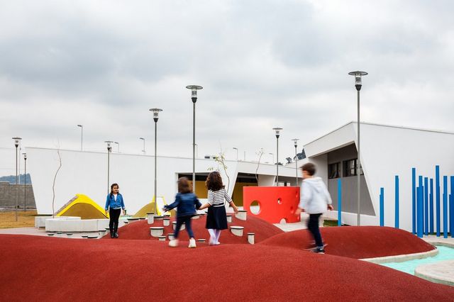 Як виглядає сучасна школа для дітей у Бразилії: неймовірні фото - фото 171826