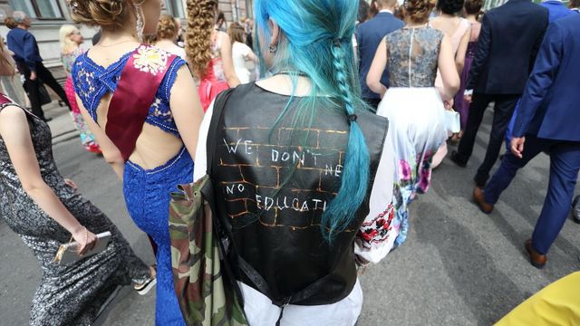 Синьоволоса школярка вразила своїм нарядом на випускному - фото 177504